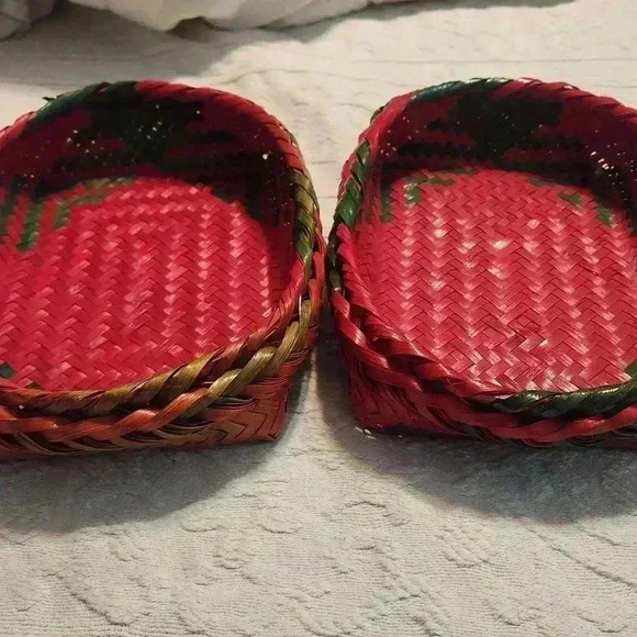 Christmas Woven Red & Green Baskets Set Of 2 Nesting Casserole Serving Baskets - Picture 3 of 8